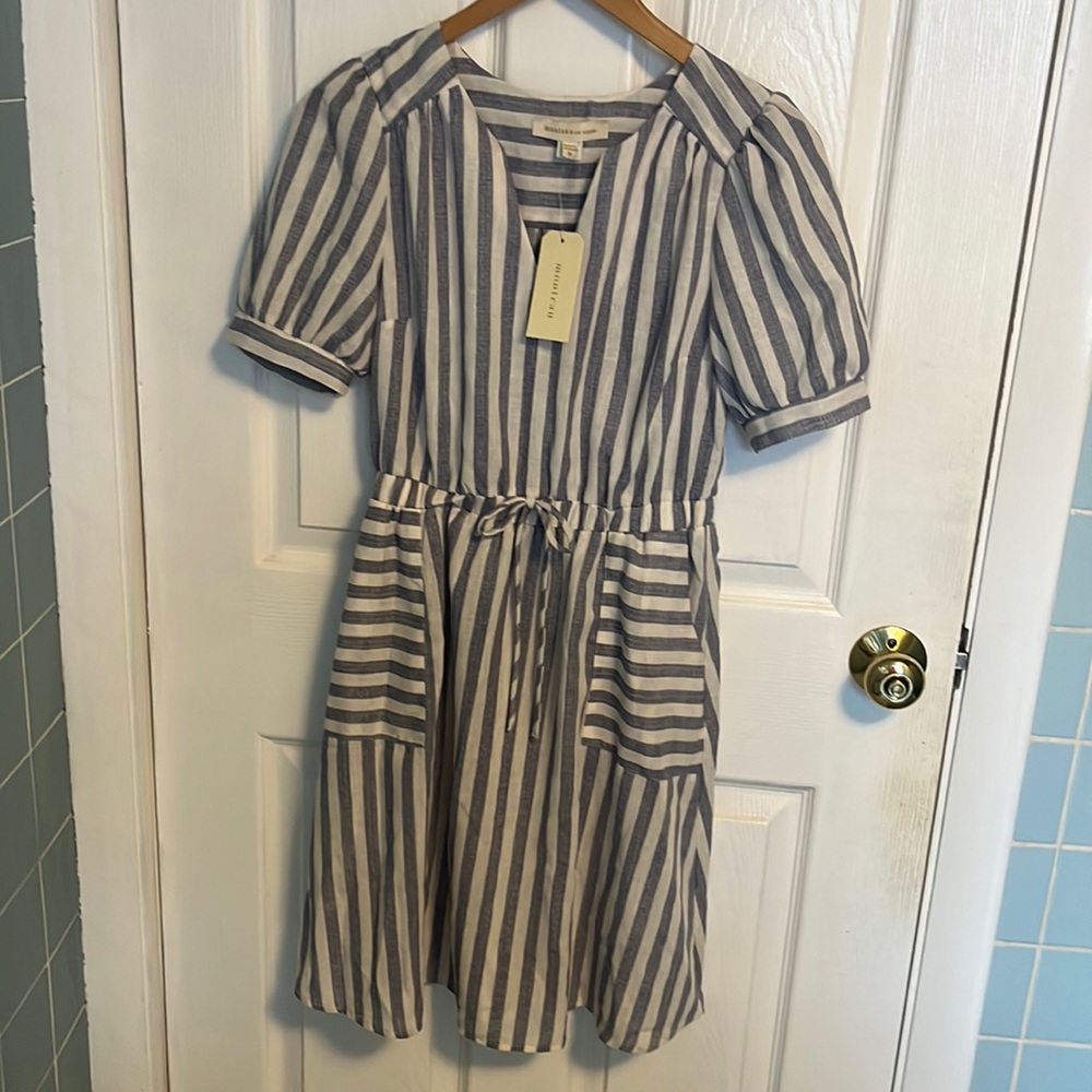 NWT Monteau Los Angeles v neck dress with pocket